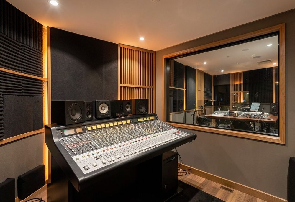 Recording studio with room-within-room acoustic isolation